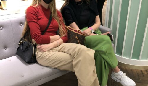 Andrea (rechts) und Nuria haben ihre Freundin Mara beim Schuheinkauf begleitet. (Foto: Redaktion)