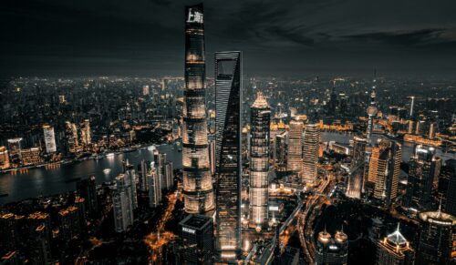 Skyline in Shanghai. Aufgrund der Anzahl an Corona-Erkrankten musste die Shanghaier Modemesse Chic nach Nanjing verlegt werden. (Foto: Unsplash/Zhou Xian)