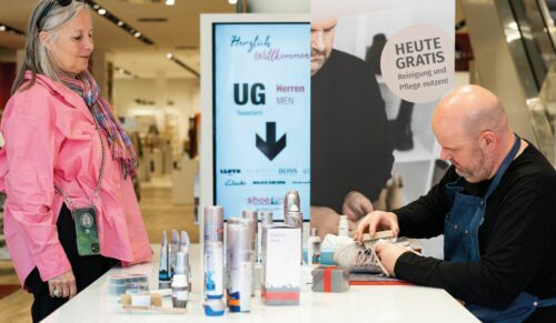 Bama-Schuhpflegeexperte Gerald Burkard demonstriert bei einem Schuhpflege-Event, wie man seine Schuhe perfekt pflegt. (Foto: Bama)