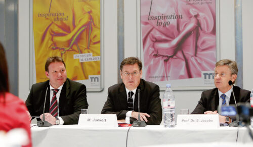 Duesseldorf, DEU, 13.03.2013. HDS/L Pressekonferenz (v.l.n.r.): Stefan Markert, Stellvertretender Vorsitzender des HDS/L / Manfred Junkert, Hauptgeschaeftsfuehrer des HDS/L / Prof. Dr. Siegfried Jacobs, Geschaeftsfuehrer des Bundesverbandes des Deutschen Schuheinzelhandels - BDSE auf der GDS – international event for shoes & accessories vom 13. bis 15. Maerz 2013. HDS/L press conference (f.l.t.r.): Stefan Markert, Deputy Chairman of the HDS/L / Manfred Junkert, General Manager HDS/L / Prof. Dr. Siegfried Jacobs, Director of the Federal Association of the german Footwear retail Trade - BDSE at GDS – international event for shoes & accessories from 13 to 15 March 2013. Foto: GDS / Constanze Tillmann, exploitation right Messe Duesseldorf, M e s s e p l a t z, D_40474 D u e s s e l d o r f, www.messe_duesseldorf.de; eine h o n o r a r f r e i e Nutzung des Bildes ist nur fuer journalistische Berichterstattung, bei vollstaendiger Namensnennung des Urhebers gem. Par. 13 UrhG (Foto: Messe Duesseldorf (GDS) / ctillmann) und Beleg moeglich; Verwendung ausserhalb journalistischer Zwecke nur nach schriftlicher Vereinbarung mit dem Urheber; soweit nicht ausdruecklich vermerkt werden keine Persoenlichkeits_, Eigentums_, Kunst_ oder Markenrechte eingeraeumt. Die Einholung dieser Rechte obliegt dem Nutzer; Jede Weitergabe des Bildes an Dritte ohne Genehmigung ist untersagt _ Any usage and publication only for editorial use, commercial use and advertising only after agreement; unless otherwise stated: no Model release, property release or other third party rights available; royalty free only with mandatory credit: photo by Messe Duesseldorf (GDS)]