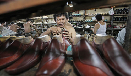 Sejumlah pekerja menyelesaikan pesanan sepatu di salah satu industri kecil  di kawasan Penggilingan, Jakarta, Selasa, 5 maret 2013. Dalam satu minggu industri kecil menengah ini menghasilkan 1000 pasang sepatu dengan bermacam model yang kebanyakan pesanan dari beberapa industri multi level marketing yang ada di Indonesia. JG Photo/Safir Makki