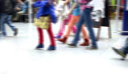 Beine von Kids / Jugendlichen bunt gekleidet, Bewegungsunschärfe