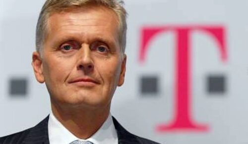 ARCHIV: Der damalige Vorstandsvorsitzende der Deutschen Telekom AG, Kai-Uwe Ricke (l.) und der damalige Aufsichtsratsvorsitzende Klaus Zumwinkel posieren vor Beginn der Hauptversammlung der Aktionaere in Koeln (Foto vom 03.05.06). Der am Freitag (03.09.10) beginnende Prozess um die Spitzelaffaere der Deutschen Telekom koennte den ehemaligen Aufsichtsratchef Klaus Zumwinkel und den Ex-Vorstandschef Kai-Uwe Ricke doch noch schwer belasten. Der Hauptangeklagte, der ehemalige Leiter der Telekom-Konzernsicherheit, Klaus Trzeschan, will sich erstmals aeussern. Das bestätigte dessen Anwalt Hans-Joerg Odenthal dem 