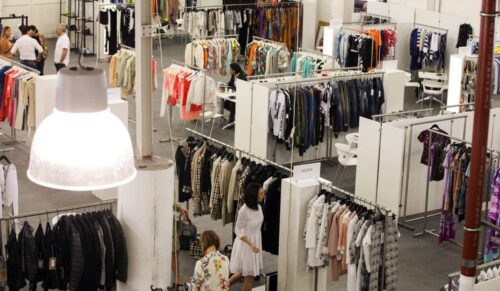 In der ›Botschaft‹, den ›Hammer Hallen‹ und dem ›Rheinlandsaal‹ fand die THE GALLERY DÜSSELDORF statt, die während der vier Ordertage Anlaufstelle für Contemporary Fashion, Evening- und Kidswear, Design, HAKA und Accessoires war. Die Order-Plattform war mit 450 Kollektionen, die die neusten Trends für Frühjahr/Sommer 2015 präsentierten, ausgebucht.  THE GALLERY DÜSSELDORF took place in the ›Botschaft‹, ›Hammer Hallen‹ and the ›Rheinlandsaal‹. The order-platform was the refuge for contemporary fashion, evening- and kidswear, design, menswear and accessories during these four days. THE GALLERY DÜSSELDORF was fully booked with 450 collections, which presented the latest trends for spring/summer 2015.