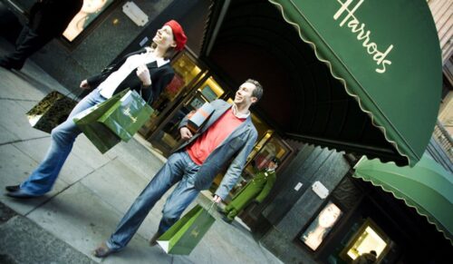 Couple shopping at the Harrods department store in London, Knightsbridge, London, London, England.