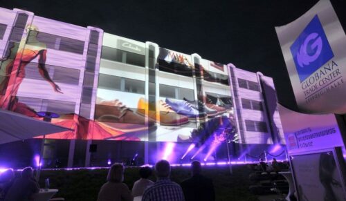Tolle Stimmung: Das MMC in Schkeuditz feiert sein 20jaehriges Bestehen. Mit einer grossen Open-Air-Party begingen Vermieter, Mieter und Kunden das Jubilaeum, die mit einer Riesen-Licht-Show an einer Wand des Gebaeudekomplexes ihren Hoehepunkt fand. Foto: Volkmar Heinz