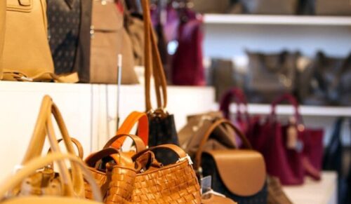 In der ›Botschaft‹, den ›Hammer Hallen‹ und dem ›Rheinlandsaal‹ fand die THE GALLERY DÜSSELDORF statt, die während der vier Ordertage Anlaufstelle für Contemporary Fashion, Evening- und Kidswear, Design, HAKA und Accessoires war. Die Order-Plattform war mit 450 Kollektionen, die die neusten Trends für Frühjahr/Sommer 2015 präsentierten, ausgebucht. THE GALLERY DÜSSELDORF took place in the ›Botschaft‹, ›Hammer Hallen‹ and the ›Rheinlandsaal‹. The order-platform was the refuge for contemporary fashion, evening- and kidswear, design, menswear and accessories during these four days. THE GALLERY DÜSSELDORF was fully booked with 450 collections, which presented the latest trends for spring/summer 2015.