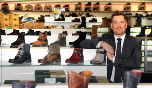 Kay Zimmer, Geschäftsführer und Gründer von schuhplus - Schuhe in Übergrößen. schuhplus ist ein führendes Versandhaus für große Schuhe - ob Damenschuhe in Übergrößen oder Herrenschuhe in Übergrößen. Neben dem Webshop unter www.schuhplus.com betreibt Zimmer am Firmenstandort in 27313 Dörverden auf 900 qm ein großes stationäres Fachgeschäft für Schuhe in Übergrößen. Das Unternehmen wurde im Jahr 2004 gegründet.