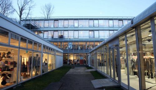 In der ›Botschaft  › und dem ›Rheinlandsaal fand die THE GALLERY DÜSSELDORF vom 30. Januar - 02 Februar 2015 statt. Die order-Plattform war mit 500 Kollektionen, die die neusten Trends für Herbst/Winter 2015/16 präsentierten, ausgebucht. THE GALLERY war während der vier Tage Anlaufstelle für Premium Brands, Contemporary Fashion, Eveningwear, Design, HAKA und Accessoires. / THE GALLERY DÜSSELDORF took place from 30 January to 02 February 2015 in the Botschaft › and the Rheinlandsaal. The order platform was fully booked with 500 collections, which presented the latest trends for autumn/winter 2015/16. THE GALLERY DÜSSELDORF was the refuge for premium brands, contemporary fashion, eveningwear, defign, menswear and accessories during these four days.