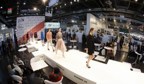 Düsseldorf, DEU. 04.02.2015. Brazilian Footwear Fashion Show zur Saison H/W 2015/16 im Rahmen der GDS – Global Destination for Shoes & Accessoires  vom 4. bis 6. Februar 2015. ---- Brazilian Footwear Fashion Show for the season A/W 2015/16 on occasion of GDS – Global Destination for Shoes & Accessoires from 4. to 6. February 2015. Foto: Constanze Tillmann, Exploitation right Messe Duesseldorf, M e s s e p l a t z, D-40474 D u e s s e l d o r f, www.messe-duesseldorf.de; eine h o n o r a r f r e i e  Nutzung des Bildes ist nur fuer journalistische Berichterstattung, bei vollstaendiger Namensnennung des Urhebers gem. Par. 13 UrhG (Foto: Messe Duesseldorf / ctillmann) und Beleg moeglich; Verwendung ausserhalb journalistischer Zwecke nur nach schriftlicher Vereinbarung mit dem Urheber; soweit nicht ausdruecklich vermerkt werden keine Persoenlichkeits-, Eigentums-, Kunst- oder Markenrechte eingeraeumt. Die Einholung dieser Rechte obliegt dem Nutzer; Jede Weitergabe des Bildes an Dritte ohne  Genehmigung ist untersagt | Any usage and publication only for editorial use, commercial use and advertising only after agreement; unless otherwise stated: no Model release, property release or other third party rights available; royalty free only with mandatory credit: photo by Messe Duesseldorf]