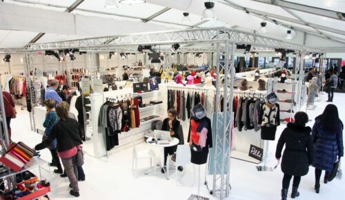 In der ›Botschaft  › und dem ›Rheinlandsaal fand die THE GALLERY DÜSSELDORF vom 30. Januar - 02 Februar 2015 statt. Die order-Plattform war mit 500 Kollektionen, die die neusten Trends für Herbst/Winter 2015/16 präsentierten, ausgebucht. THE GALLERY war während der vier Tage Anlaufstelle für Premium Brands, Contemporary Fashion, Eveningwear, Design, HAKA und Accessoires. / THE GALLERY DÜSSELDORF took place from 30 January to 02 February 2015 in the Botschaft › and the Rheinlandsaal. The order platform was fully booked with 500 collections, which presented the latest trends for autumn/winter 2015/16. THE GALLERY DÜSSELDORF was the refuge for premium brands, contemporary fashion, eveningwear, defign, menswear and accessories during these four days.