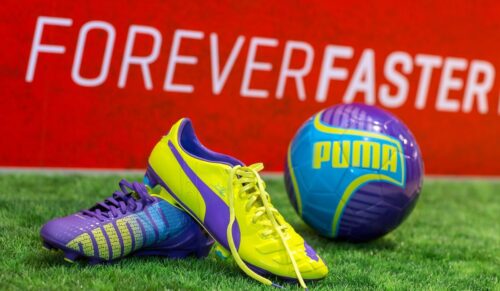Puma SE / Am heutigen Freitag (7.11.2014) gibt die PUMA SE ihre Geschaeftszahlen für das 3. Quartal des Geschaeftsjahres 2014 bekannt. Aus diesem Anlass hat PUMA neues Fotomaterial veroeffentlicht, welches wir in diesem Special für Sie zusammengestellt haben;  gelb, lila evoPOWER-Fussballschuh mit Fussball und Schriftzug Forever Faster auf rotem Hintergrund ; Fussball
Foto: © RALF ROEDEL / Puma
Veroeffentlichung nur nach vorheriger Vereinbarung!