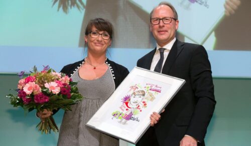 DEUTSCHLAND, BERLIN, 19.11.2014, Deutscher Handelskongress und Kongressmesse Retail World im Maritim Hotel, Gala, Deutscher Handelspreis 2014 Gesicht des Handels 2014 Edda Preistraegerin Edda Scholz aus Dresden erhaelt den Preis von Stefan Genth, HDE Hauptgeschaeftsfuehrer (r.) © Joerg Sarbach