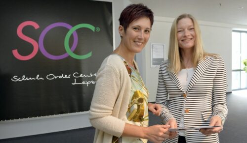 Im Gespraech: Jana Scholz (Abteilungsleiterin Modemessen im MMC, links) und Tanja Gille (Centermanagerin) ... Mitteldeutsche Schuhmesse Shoe Time im MMC Schkeuditz / 20 Jahre Schuh Order Center. Foto: Volkmar Heinz / volkmar@heinz-report.de