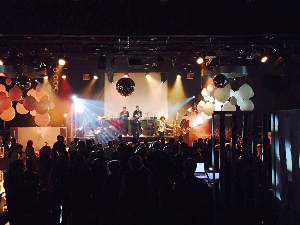 Alle tanzen und feiern auf der Opening Party der GDS 'Winter Breeze‘ zur Musik der Live-Band Goodfellas.