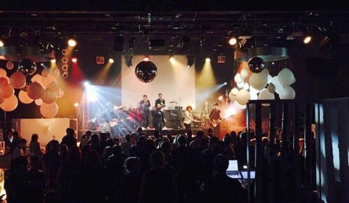 Alle tanzen und feiern auf der Opening Party der GDS 'Winter Breeze‘ zur Musik der Live-Band Goodfellas.