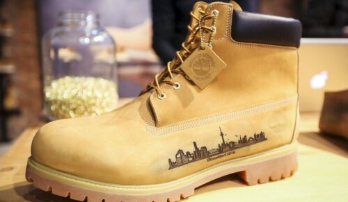 Düsseldorf, DEU, 10.02.2016. GDS Winter 2016 – GDS - Global Destination for Shoes and Accessories. Halle 4. Timberland, Personalisierungsaktion von überdimensionalem Original-Yellow Boot im Rahmen der GDS – Global Destination for Shoes & Accessories  10. bis 12. Februar 2016. --- GDS - Global Destination for Shoes and Accessories. Hall 4, Personalisation event of original of Yellow-Boot on occasion of GDS – Global Destination for Shoes & Accessories from 10 to 12 February 2016. Foto: Messe Düsseldorf, Constanze Tillmann. Exploitation right Messe Düsseldorf, M e s s e p l a t z, D-40474 D ü s s e l d o r f, www.messe-duesseldorf.de; eine h o n o r a r f r e i e  Nutzung des Bildes ist nur für journalistische Berichterstattung, bei vollständiger Namensnennung des Urhebers gem. Par. 13 UrhG (Foto: Messe Düsseldorf / ctillmann) und Beleg möglich; Verwendung ausserhalb journalistischer Zwecke nur nach schriftlicher Vereinbarung mit dem Urheber; soweit nicht ausdrücklich vermerkt werden keine Persönlichkeits-, Eigentums-, Kunst- oder Markenrechte eingeräumt. Die Einholung dieser Rechte obliegt dem Nutzer; Jede Weitergabe des Bildes an Dritte ohne  Genehmigung ist untersagt | Any usage and publication only for editorial use, commercial use and advertising only after agreement; unless otherwise stated: no Model release, property release or other third party rights available; royalty free only with mandatory credit: photo by Messe Duesseldorf]