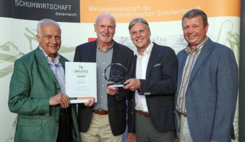 BILD zu OTS - https://www.apa-fotoservice.at/galerie/8055
Im Bild: Preisverleihung durch Friedrich Ammaschell, Obmann der Werbegemeinschaft der österr. Schuhwirtschaft (2.v.re), Dr. Kurt Riemer/WKO (li.) an LOWA-Geschäftsführer Josef Würtinger (Mitte), Christian Schindelegger, Berufszweigvorseitzender NÖ und stv. Obmann der Werbegemeinschaft (re.). Österreichs Schuhhändlerinnen und Schuhhändler und die Werbegemeinschaft der Österreichischen Schuhwirtschaft der WKÖ zeichnen Lowa als „Lieferant des Jahres 2016“ aus. Große Beteiligung der SchuhhändlerInnen an dieser Stimmzettelwahl.