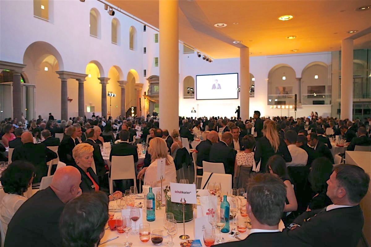 schuhkurier AWARD 2016 – ImpressionenDieser Abend bleibt in Erinnerung. 450 geladene Gäste feierten gemeinsam die „Oscars“ der Branche. Impressionen eines beeindruckenden Abends jetzt online!