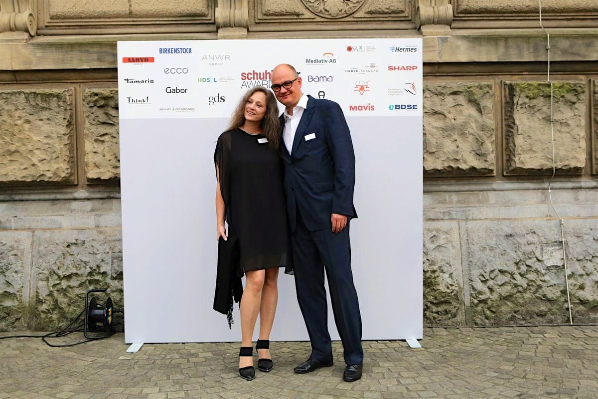 schuhkurier AWARD 2016 – ImpressionenDieser Abend bleibt in Erinnerung. 450 geladene Gäste feierten gemeinsam die „Oscars“ der Branche. Impressionen eines beeindruckenden Abends jetzt online!