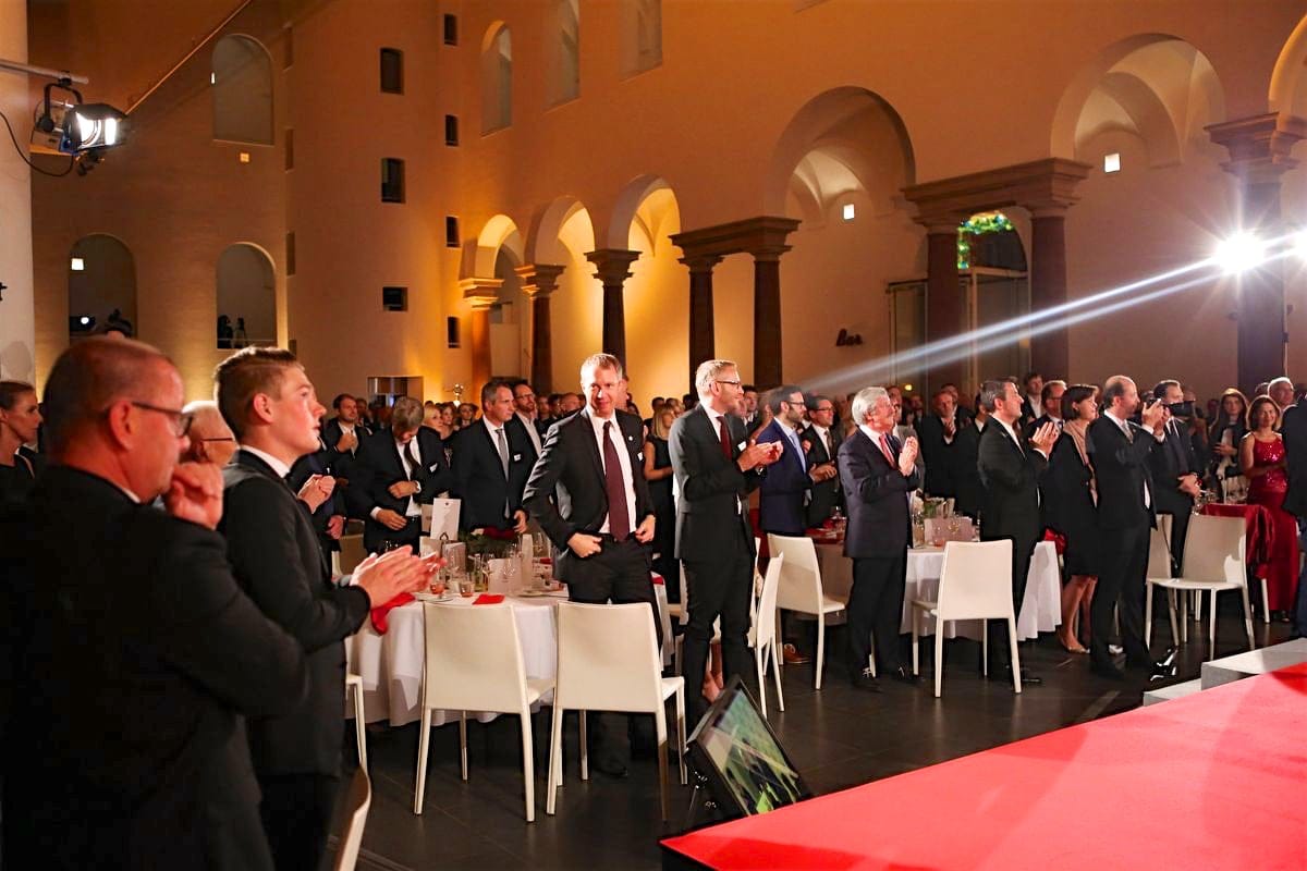 schuhkurier AWARD 2016 – ImpressionenDieser Abend bleibt in Erinnerung. 450 geladene Gäste feierten gemeinsam die „Oscars“ der Branche. Impressionen eines beeindruckenden Abends jetzt online!