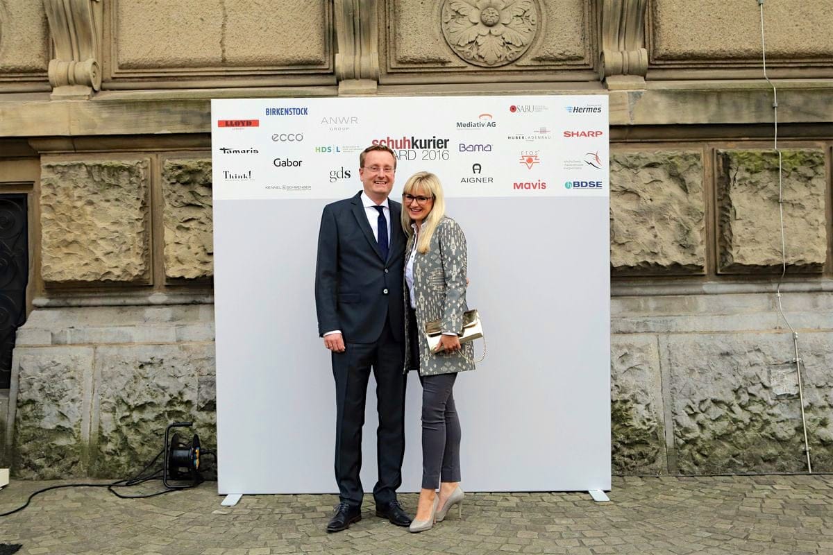 schuhkurier AWARD 2016 – ImpressionenDieser Abend bleibt in Erinnerung. 450 geladene Gäste feierten gemeinsam die „Oscars“ der Branche. Impressionen eines beeindruckenden Abends jetzt online!