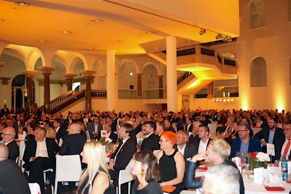 schuhkurier AWARD 2016 – ImpressionenDieser Abend bleibt in Erinnerung. 450 geladene Gäste feierten gemeinsam die „Oscars“ der Branche. Impressionen eines beeindruckenden Abends jetzt online!