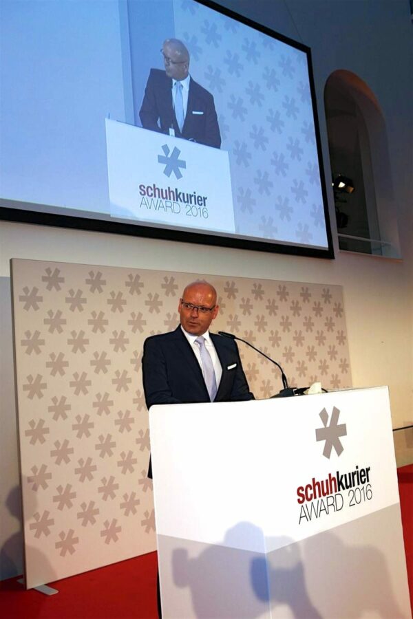 schuhkurier AWARD 2016 – ImpressionenDieser Abend bleibt in Erinnerung. 450 geladene Gäste feierten gemeinsam die „Oscars“ der Branche. Impressionen eines beeindruckenden Abends jetzt online!