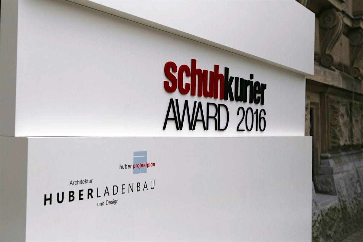schuhkurier AWARD 2016 – ImpressionenDieser Abend bleibt in Erinnerung. 450 geladene Gäste feierten gemeinsam die „Oscars“ der Branche. Impressionen eines beeindruckenden Abends jetzt online!