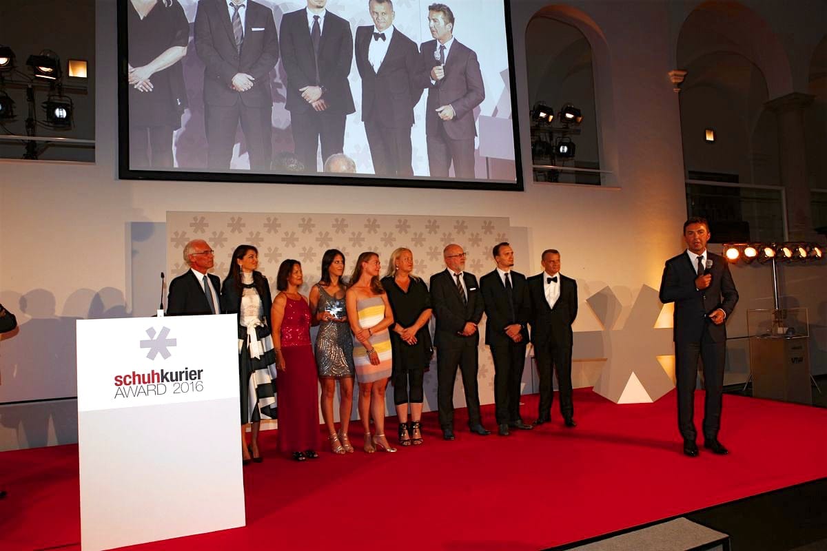 schuhkurier AWARD 2016 – ImpressionenDieser Abend bleibt in Erinnerung. 450 geladene Gäste feierten gemeinsam die „Oscars“ der Branche. Impressionen eines beeindruckenden Abends jetzt online!