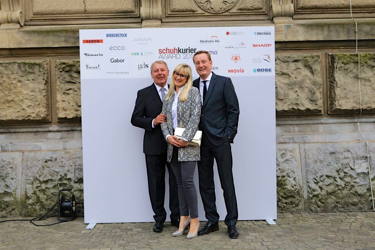 schuhkurier AWARD 2016 – ImpressionenDieser Abend bleibt in Erinnerung. 450 geladene Gäste feierten gemeinsam die „Oscars“ der Branche. Impressionen eines beeindruckenden Abends jetzt online!