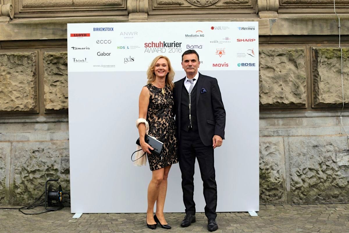 schuhkurier AWARD 2016 – ImpressionenDieser Abend bleibt in Erinnerung. 450 geladene Gäste feierten gemeinsam die „Oscars“ der Branche. Impressionen eines beeindruckenden Abends jetzt online!