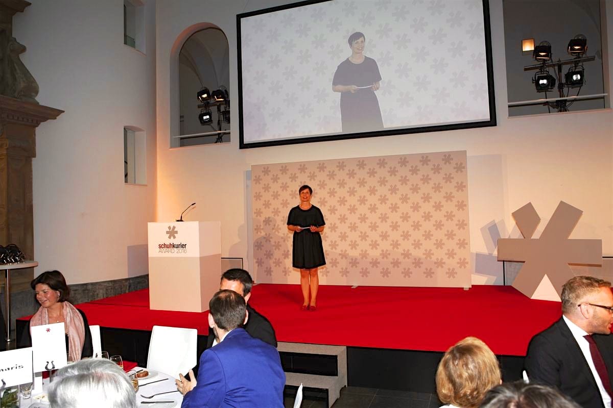 schuhkurier AWARD 2016 – ImpressionenDieser Abend bleibt in Erinnerung. 450 geladene Gäste feierten gemeinsam die „Oscars“ der Branche. Impressionen eines beeindruckenden Abends jetzt online!