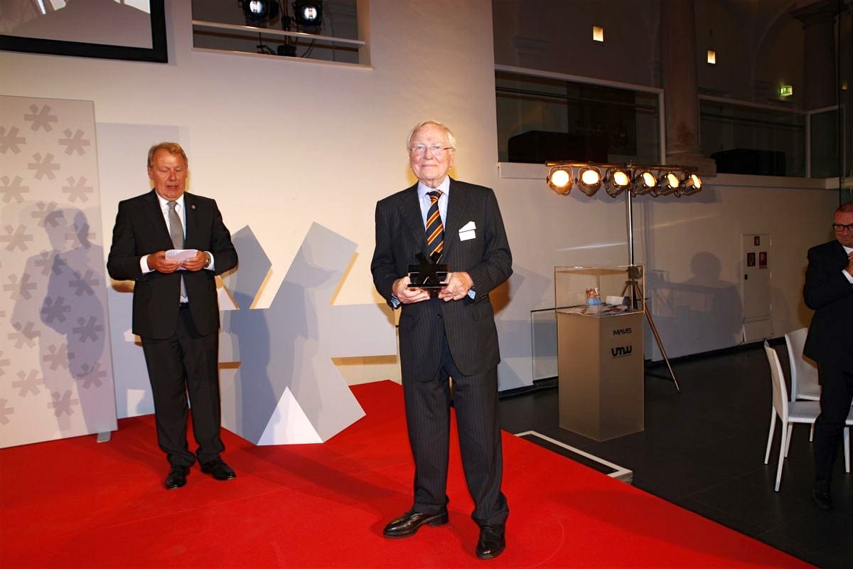 schuhkurier AWARD 2016 – ImpressionenDieser Abend bleibt in Erinnerung. 450 geladene Gäste feierten gemeinsam die „Oscars“ der Branche. Impressionen eines beeindruckenden Abends jetzt online!