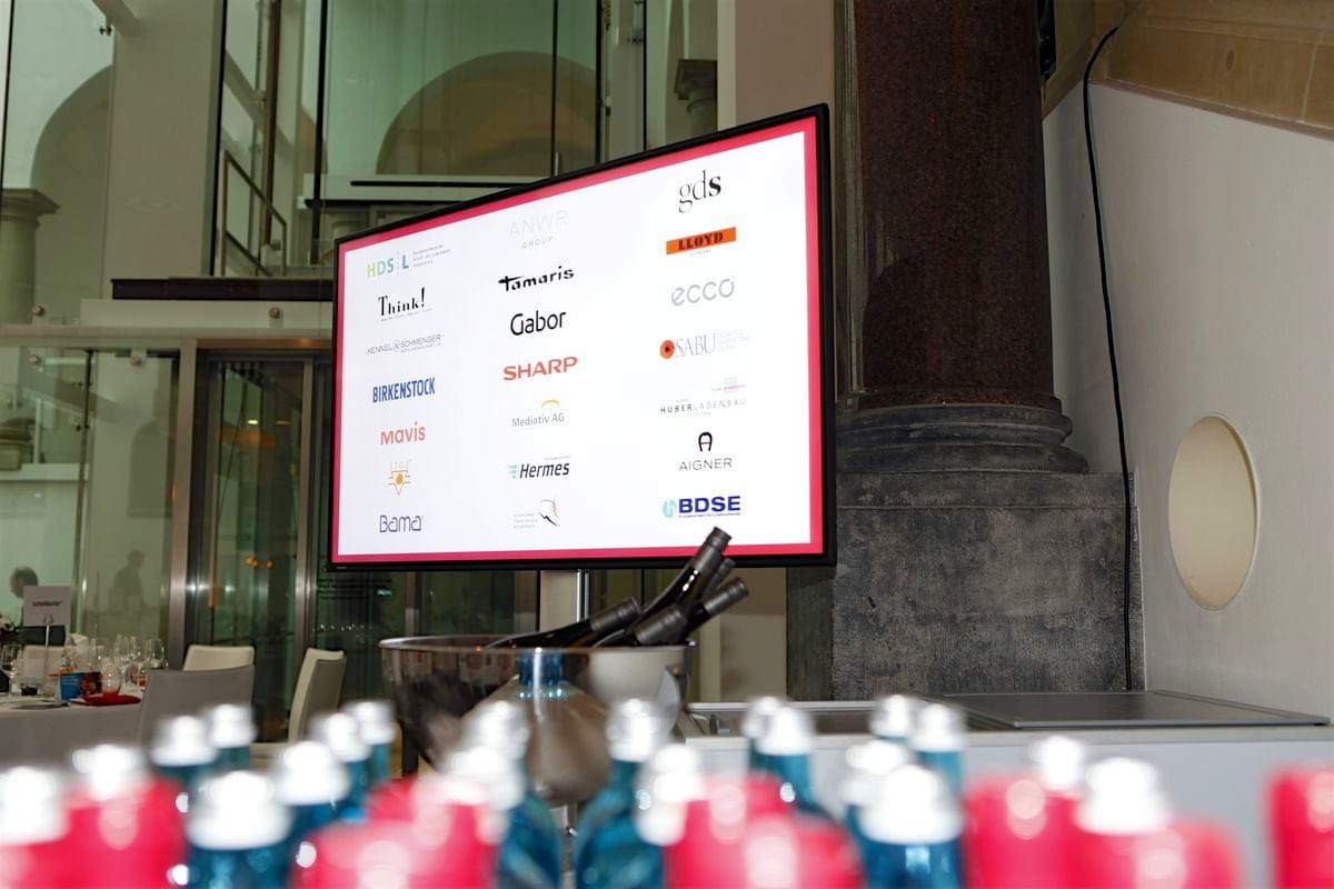 schuhkurier AWARD 2016 – ImpressionenDieser Abend bleibt in Erinnerung. 450 geladene Gäste feierten gemeinsam die „Oscars“ der Branche. Impressionen eines beeindruckenden Abends jetzt online!