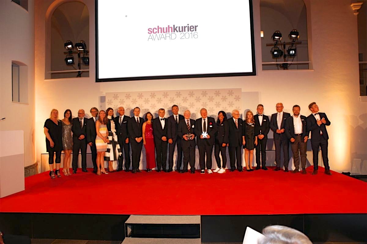 schuhkurier AWARD 2016 – ImpressionenDieser Abend bleibt in Erinnerung. 450 geladene Gäste feierten gemeinsam die „Oscars“ der Branche. Impressionen eines beeindruckenden Abends jetzt online!