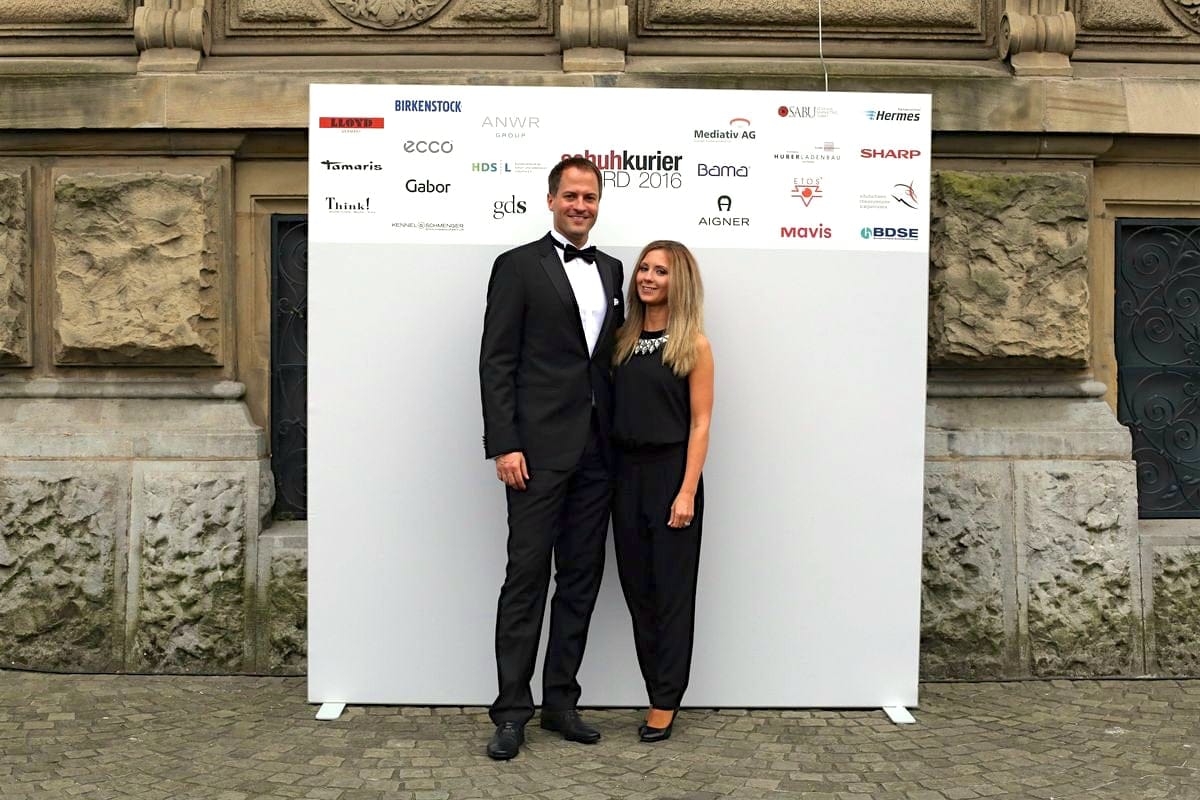 schuhkurier AWARD 2016 – ImpressionenDieser Abend bleibt in Erinnerung. 450 geladene Gäste feierten gemeinsam die „Oscars“ der Branche. Impressionen eines beeindruckenden Abends jetzt online!