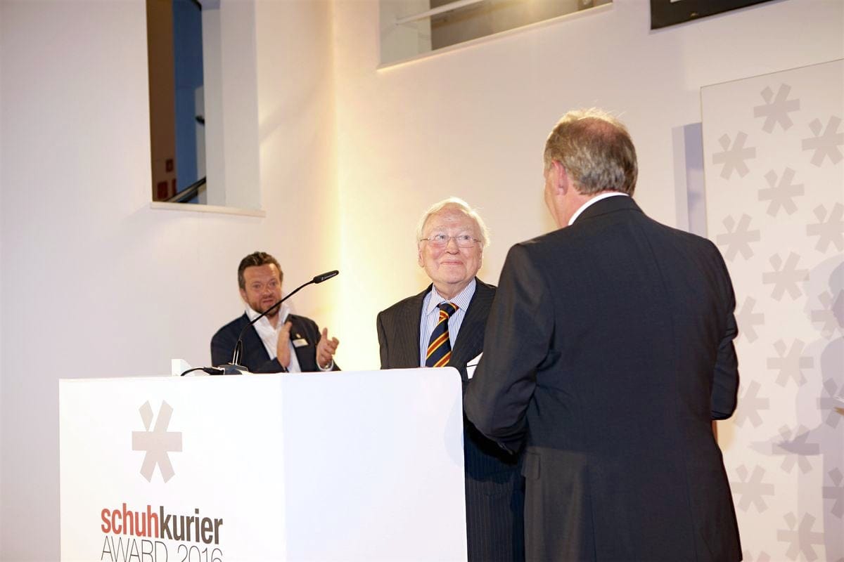 schuhkurier AWARD 2016 – ImpressionenDieser Abend bleibt in Erinnerung. 450 geladene Gäste feierten gemeinsam die „Oscars“ der Branche. Impressionen eines beeindruckenden Abends jetzt online!