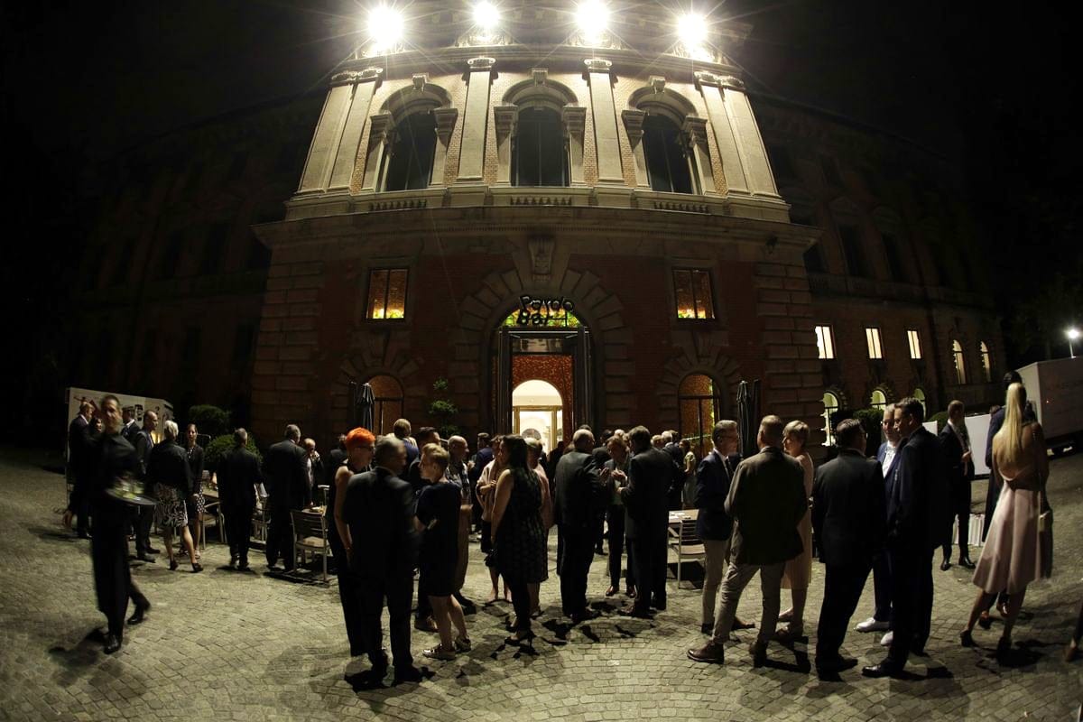 schuhkurier AWARD 2016 – ImpressionenDieser Abend bleibt in Erinnerung. 450 geladene Gäste feierten gemeinsam die „Oscars“ der Branche. Impressionen eines beeindruckenden Abends jetzt online!