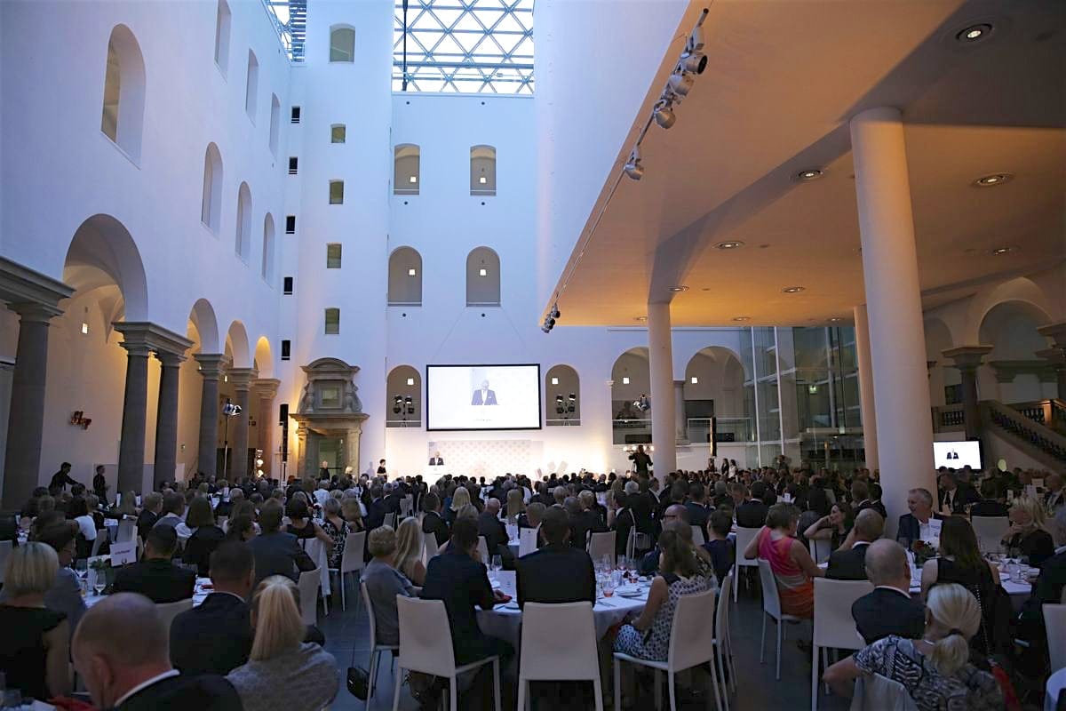 schuhkurier AWARD 2016 – ImpressionenDieser Abend bleibt in Erinnerung. 450 geladene Gäste feierten gemeinsam die „Oscars“ der Branche. Impressionen eines beeindruckenden Abends jetzt online!