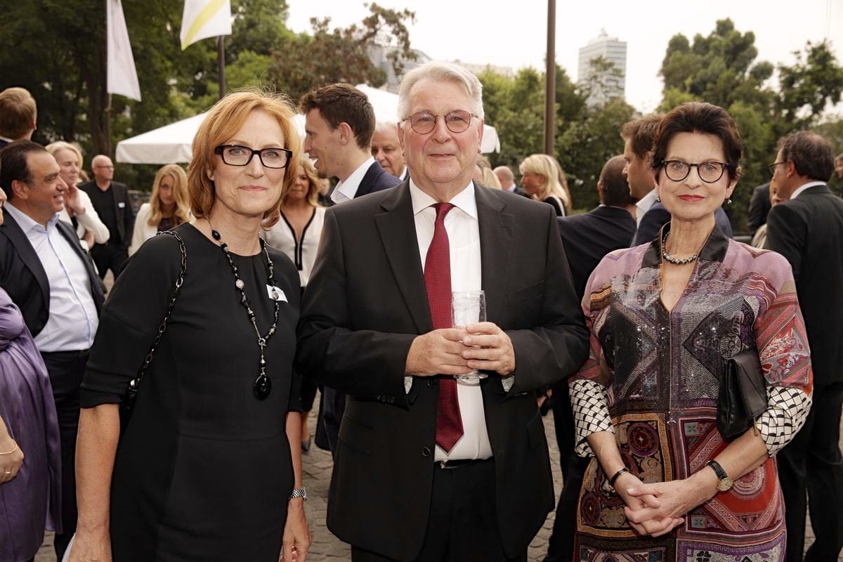 schuhkurier AWARD 2016 – ImpressionenDieser Abend bleibt in Erinnerung. 450 geladene Gäste feierten gemeinsam die „Oscars“ der Branche. Impressionen eines beeindruckenden Abends jetzt online!