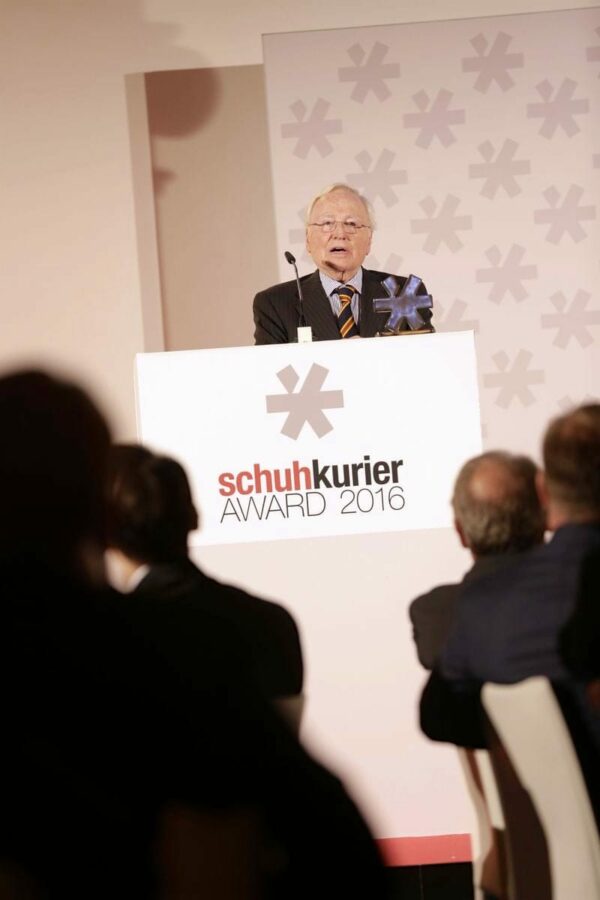 schuhkurier AWARD 2016 – ImpressionenDieser Abend bleibt in Erinnerung. 450 geladene Gäste feierten gemeinsam die „Oscars“ der Branche. Impressionen eines beeindruckenden Abends jetzt online!