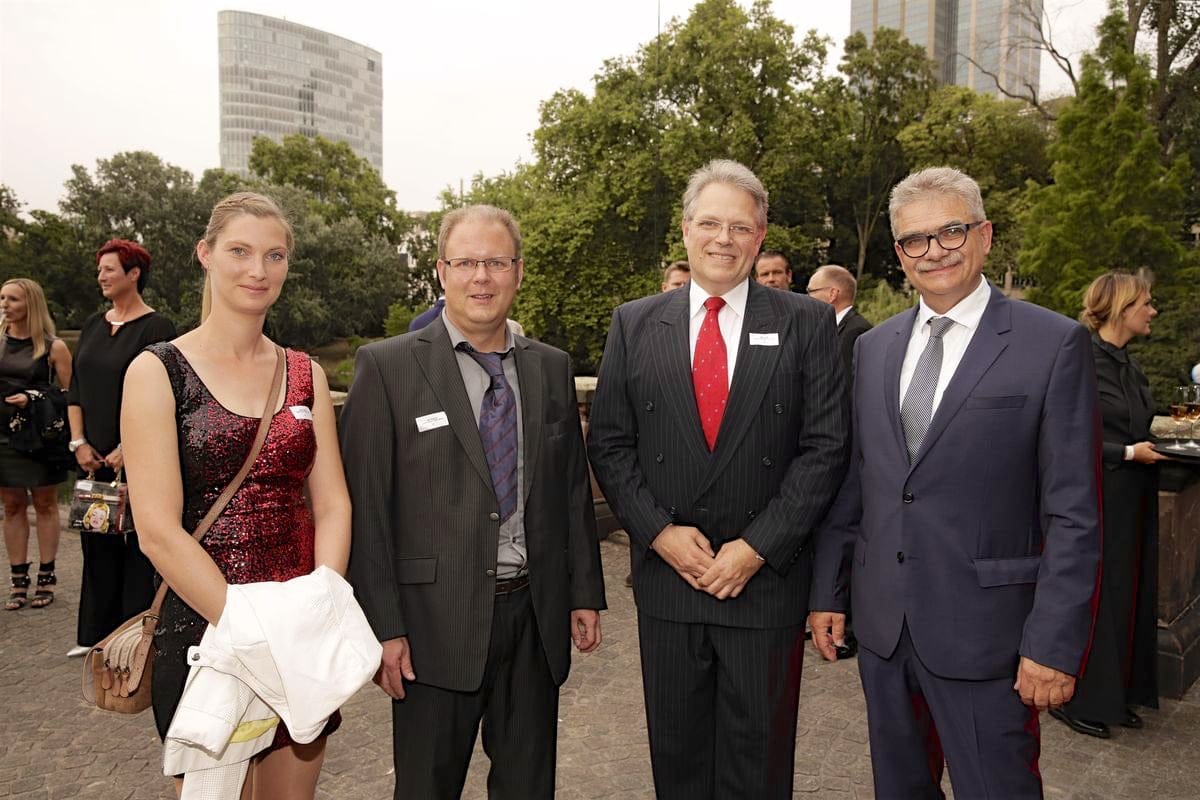 schuhkurier AWARD 2016 – ImpressionenDieser Abend bleibt in Erinnerung. 450 geladene Gäste feierten gemeinsam die „Oscars“ der Branche. Impressionen eines beeindruckenden Abends jetzt online!