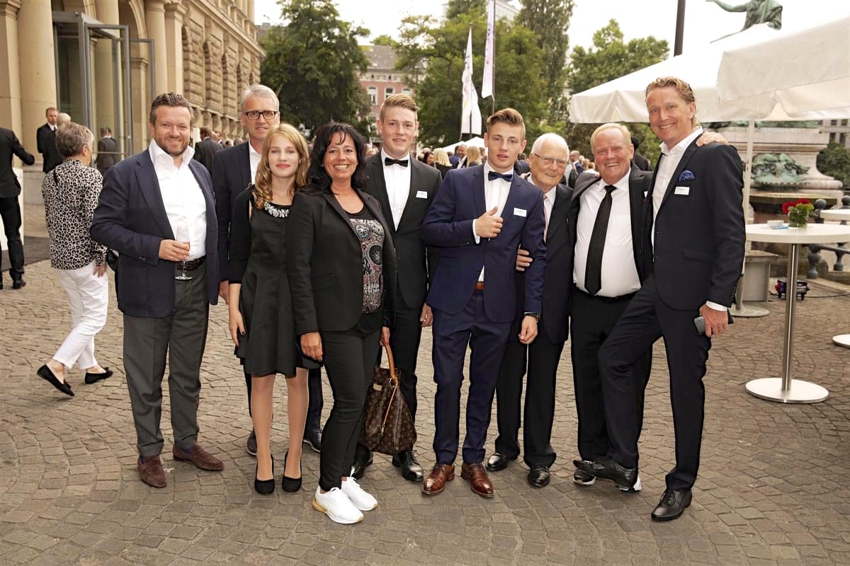 schuhkurier AWARD 2016 – ImpressionenDieser Abend bleibt in Erinnerung. 450 geladene Gäste feierten gemeinsam die „Oscars“ der Branche. Impressionen eines beeindruckenden Abends jetzt online!