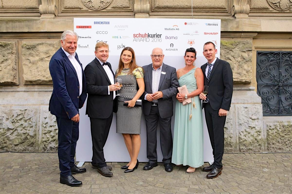 schuhkurier AWARD 2016 – ImpressionenDieser Abend bleibt in Erinnerung. 450 geladene Gäste feierten gemeinsam die „Oscars“ der Branche. Impressionen eines beeindruckenden Abends jetzt online!