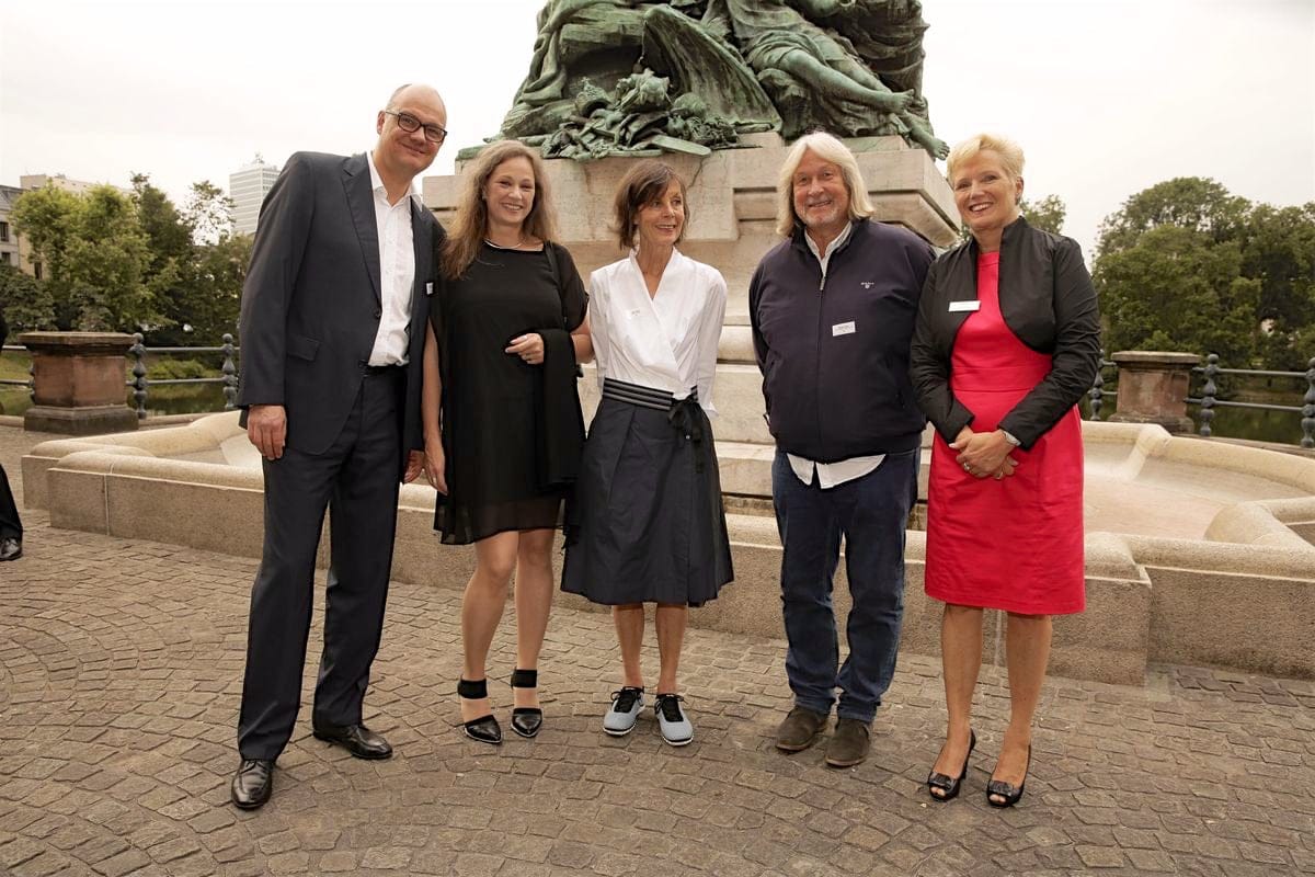 schuhkurier AWARD 2016 – ImpressionenDieser Abend bleibt in Erinnerung. 450 geladene Gäste feierten gemeinsam die „Oscars“ der Branche. Impressionen eines beeindruckenden Abends jetzt online!