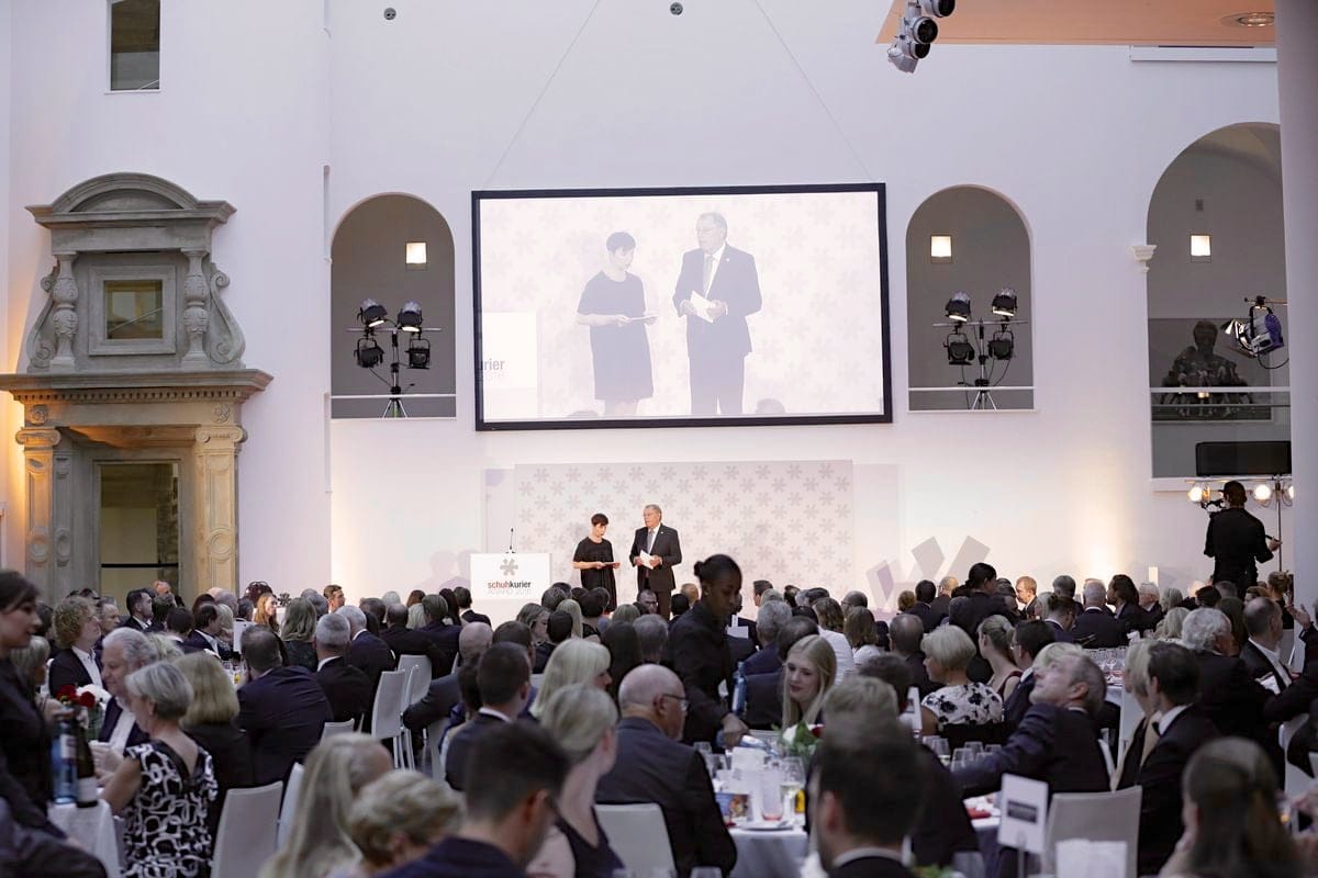 schuhkurier AWARD 2016 – ImpressionenDieser Abend bleibt in Erinnerung. 450 geladene Gäste feierten gemeinsam die „Oscars“ der Branche. Impressionen eines beeindruckenden Abends jetzt online!
