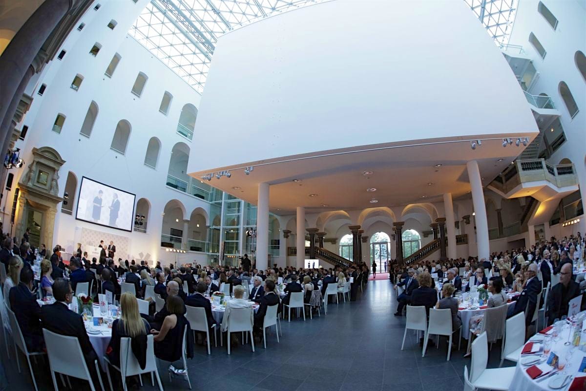 schuhkurier AWARD 2016 – ImpressionenDieser Abend bleibt in Erinnerung. 450 geladene Gäste feierten gemeinsam die „Oscars“ der Branche. Impressionen eines beeindruckenden Abends jetzt online!