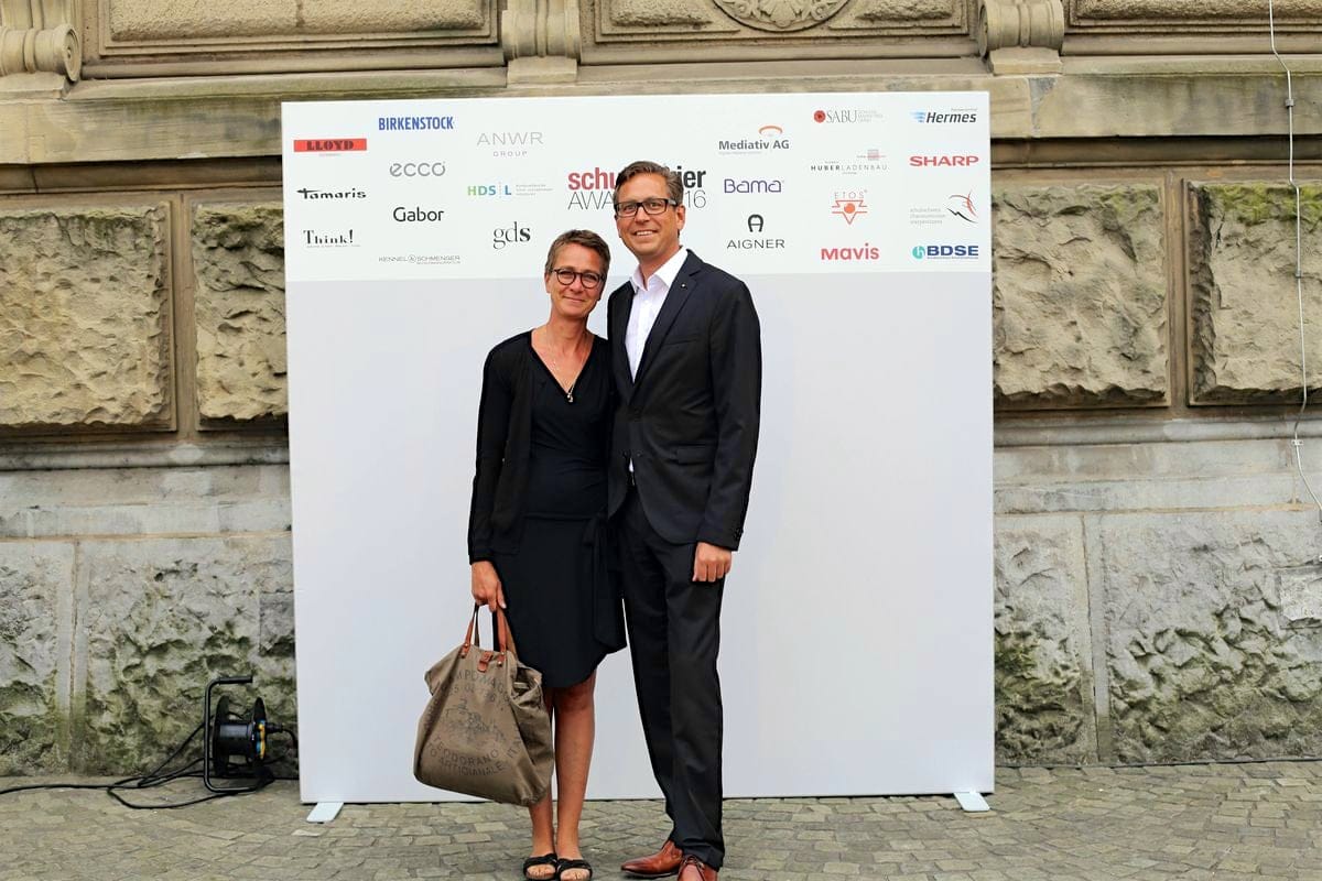 schuhkurier AWARD 2016 – ImpressionenDieser Abend bleibt in Erinnerung. 450 geladene Gäste feierten gemeinsam die „Oscars“ der Branche. Impressionen eines beeindruckenden Abends jetzt online!