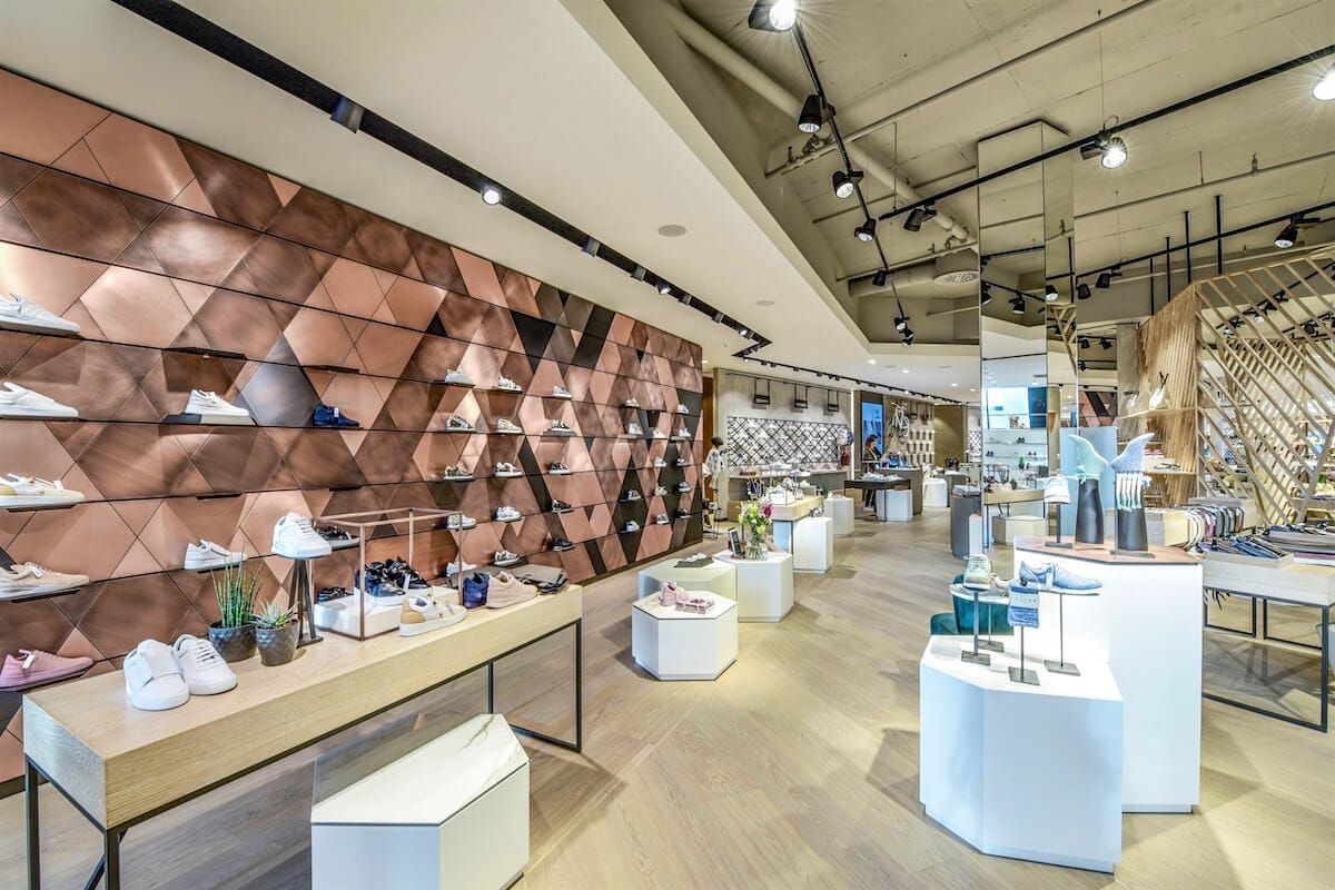 Das Modehaus Leffers in Oldenburg feiert seine neue Damen-Schuhabteilung.
